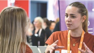 2 Frauen besprechen etwas zusammen.