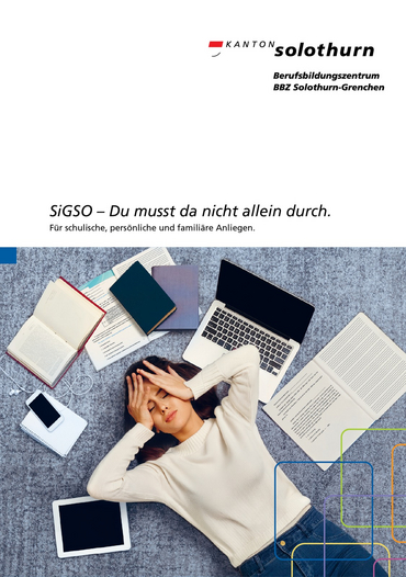 EIn frustrierte Jugenfdliche liegt auf dem Rücken mit den Händen auf dem Gesicht. = überfordert.