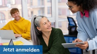 Einladung des Zehntes Erfa-Treffen Berufsbildner-innen. Wir sehen eine Gruppe fröhlicher Menschen in einem Büro.